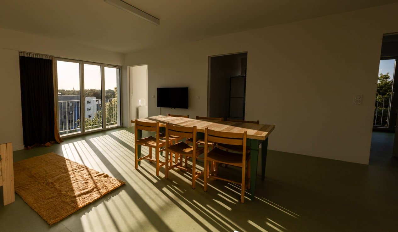 Salon avec TV et balcon de la colocation, Résidence Rosolino Bruz
