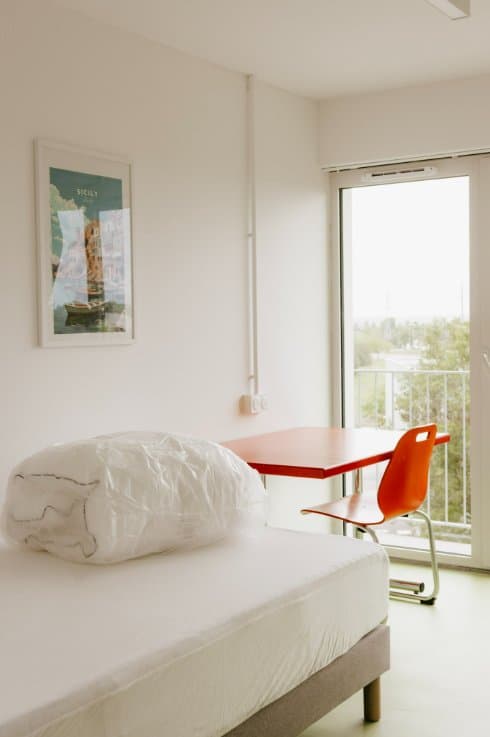 Chambre du studio avec lit 140 cm et bureau, Résidence Rosolino Bruz