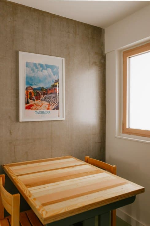 Coin repas du T1 avec table en bois, Résidence Rosolino Bruz